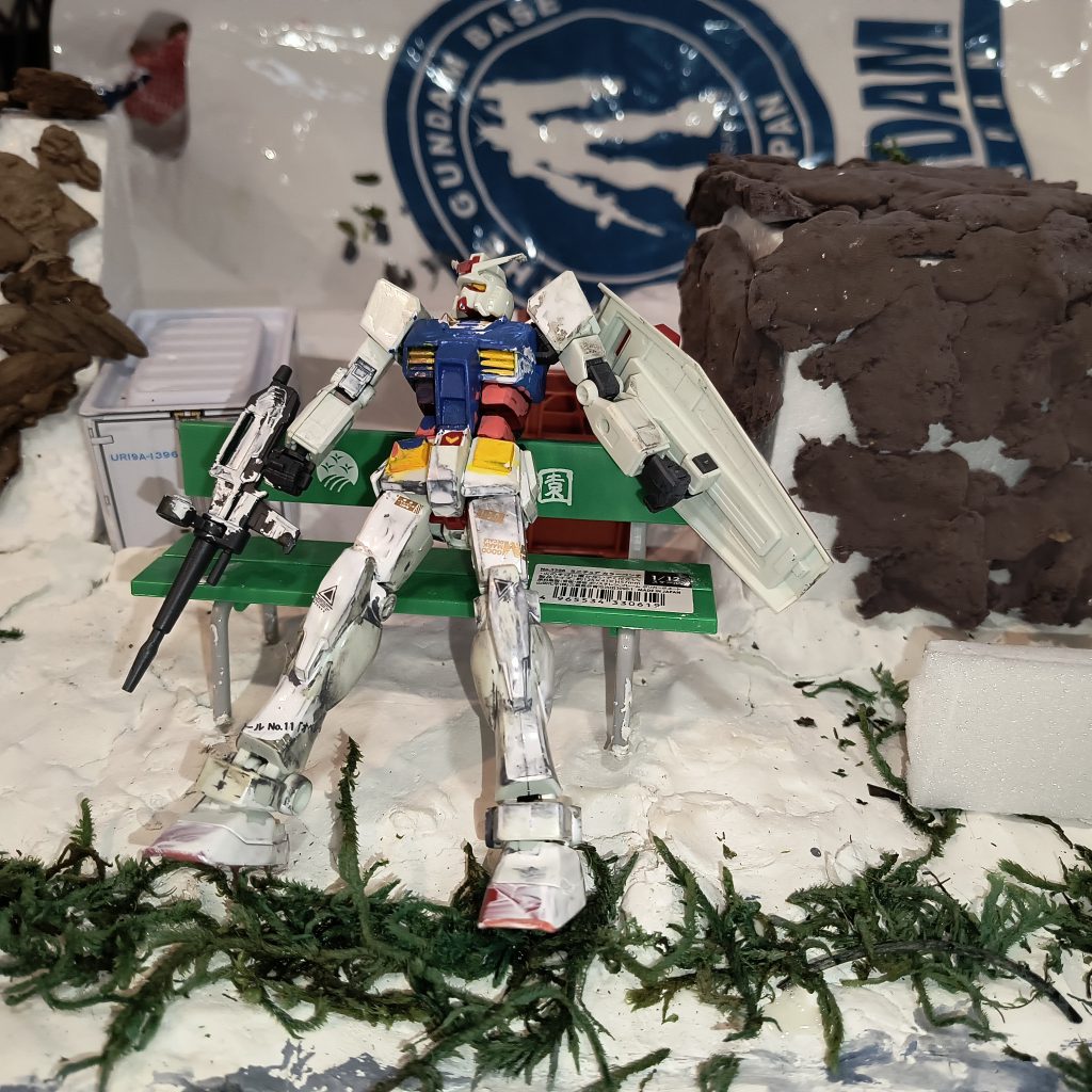 子供が作ったガンダムとジオラマ
