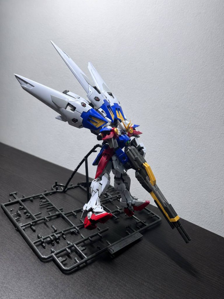 お決まりのポーズ！今回はランナーからスタンドを無理矢理自作。