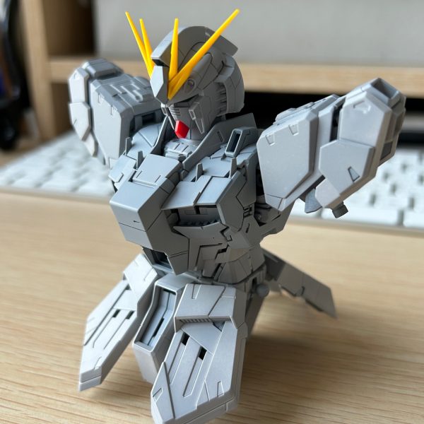 オリジナルの肩アーマーは、ちょっと大きすぎる感があったので装甲の一部をカットして「GUNDAM EVOLVE」のνガンダムのように小さくしてみました。（2枚目）