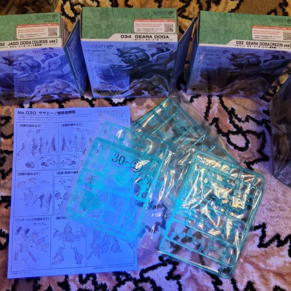 一体どう料理したらいいんでしょ？ブラックライトで光るんで、明らかにサイコフレームってことなんでしょうね。全塗装したうえでスジボリ掘り直して、そこからサイコフレームの光が出るように、禁断の塗装後掘り直し、アレをする勇気は今はないなあ。できれば、ニューでこのサイコフレームクリアカラー当たりたかったな。ジオン系だと、ドズルザク風アレンジとか？とりあえず賞味期限のわからない10個のガムを口に放り込んで、考えてみよう。（2枚目）