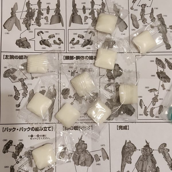 一体どう料理したらいいんでしょ？ブラックライトで光るんで、明らかにサイコフレームってことなんでしょうね。全塗装したうえでスジボリ掘り直して、そこからサイコフレームの光が出るように、禁断の塗装後掘り直し、アレをする勇気は今はないなあ。できれば、ニューでこのサイコフレームクリアカラー当たりたかったな。ジオン系だと、ドズルザク風アレンジとか？とりあえず賞味期限のわからない10個のガムを口に放り込んで、考えてみよう。（3枚目）