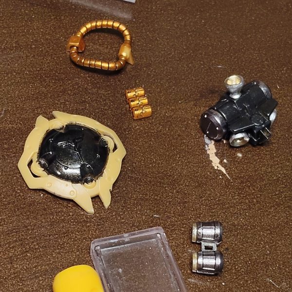 ランナー７枚、アーティファクトのパッケージ、パンパン(zaku-kao6)&nbsp;できが良いのでストレート組みで色塗りだけで行ってみます。(zaku-kao6)できが良（2枚目）