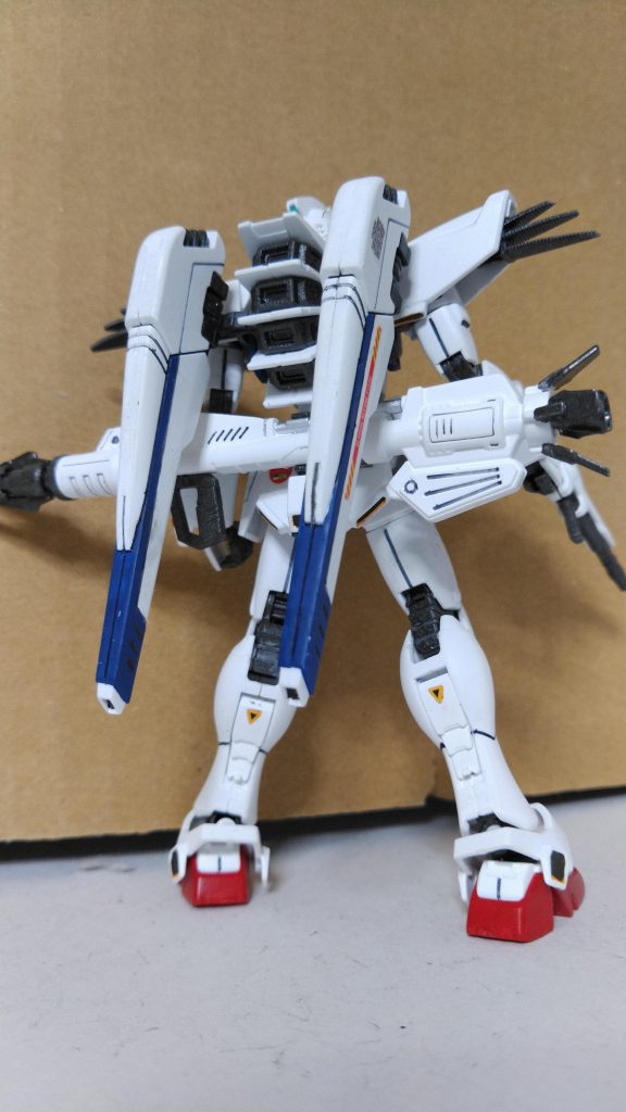 無改造、筆塗り塗装ですが、出来が良いので、十分魅力的。頭部がやや幅広なのが玉に傷ですが、このサイズなら健闘してるかな？背部ヴェスパーの展開も小さいキットなのに、ちゃんとポージングが出来ます。