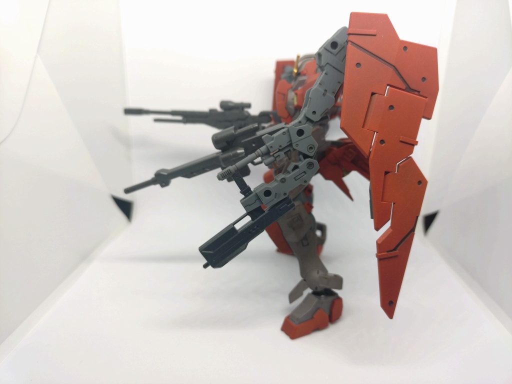 サイドビューサブアームは可動し、SMGを前方へ向けることもできます。ガンプラファイトではこういう地味なギミックが勝敗を分けるギミックにならないかと期待したり…？