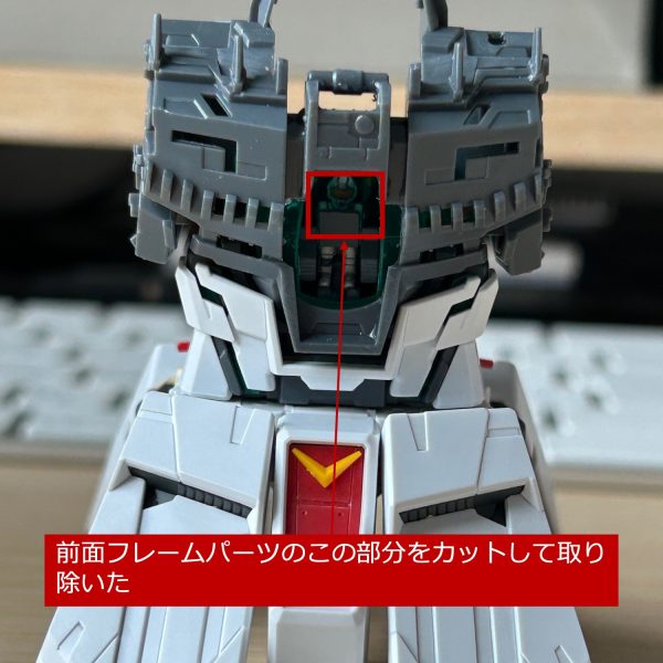 せっかく操縦席とアムロを綺麗に塗装したので、コックピットハッチを開いても足しか見えないという状態を、全身が見えるように改修してみました。（2枚目）