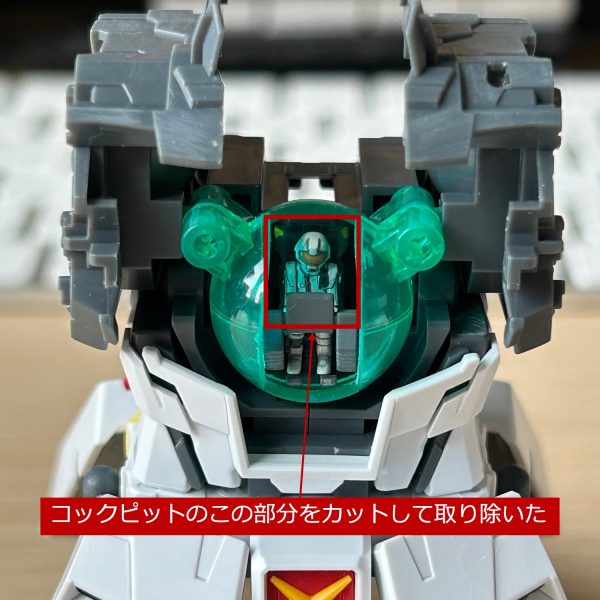 せっかく操縦席とアムロを綺麗に塗装したので、コックピットハッチを開いても足しか見えないという状態を、全身が見えるように改修してみました。（3枚目）
