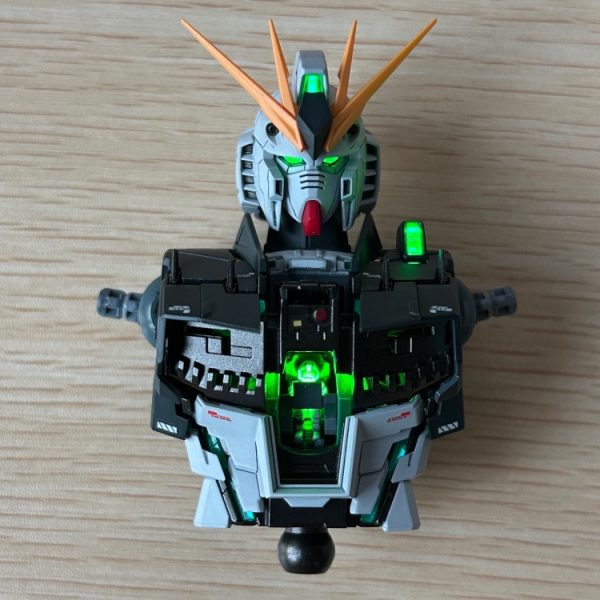 別売りのLEDユニットは評判が良くないのと頭部しか光らせられない。致命的なのが外部からスイッチが入れられないので選択肢から外し市販の磁気スイッチ式のLEDモジュールを組み込みました。コックピット内部もいい感じに光らせられてます！スイッチは磁石を首の根本に近づけることでON・OFFできるようになっています。（1枚目）
