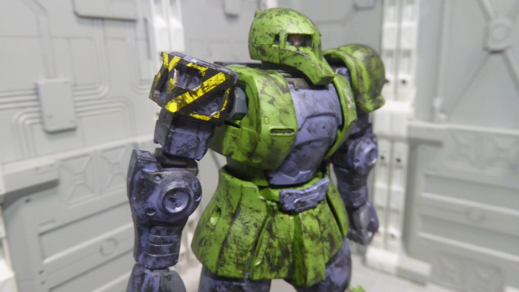 モノアイ部はビルダーズパーツHD「MSサイトレンズ01(ピンク)」に変更し、接着しています。右肩の追加装甲にあるストライプは塗装じゃなく普通にホイルシールのを使っていますが、先に貼ってつや消しクリアーを塗ってからつや消しブラックで汚し、ホイルシール特有の光沢感を消しました。シールを貼らない断面には金属色を塗ってメカ感UP.