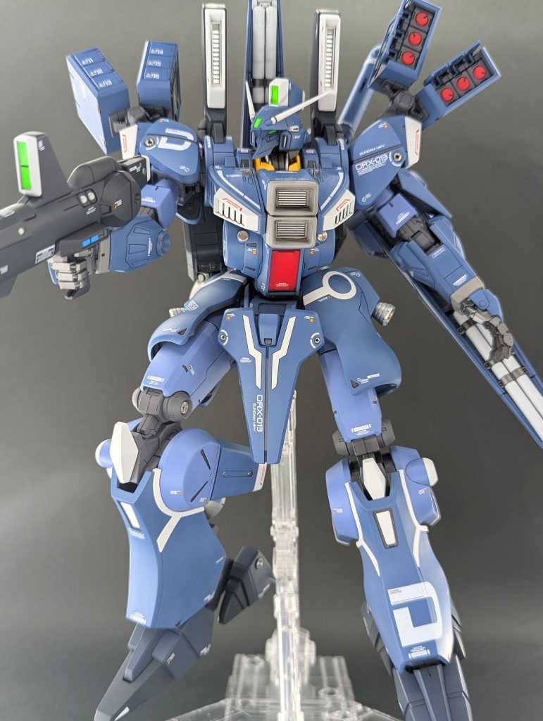 本体を全体的に。装甲のブルーは2色で塗分けしてみました。納得のいく色が中々できず、調色に苦労しました。結果、自分的に納得のいくニューディサイズ・ブルーが表現できたかと思っています(あくまで個人的に!)。