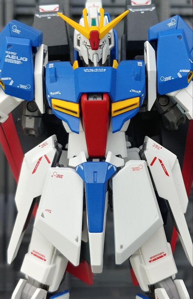 フロントスカートを大型化、左が元製品。向かって右はHGUCリヴァイブのZガンダムのフロントスカートを縦5mm、横1mm延長し流用。