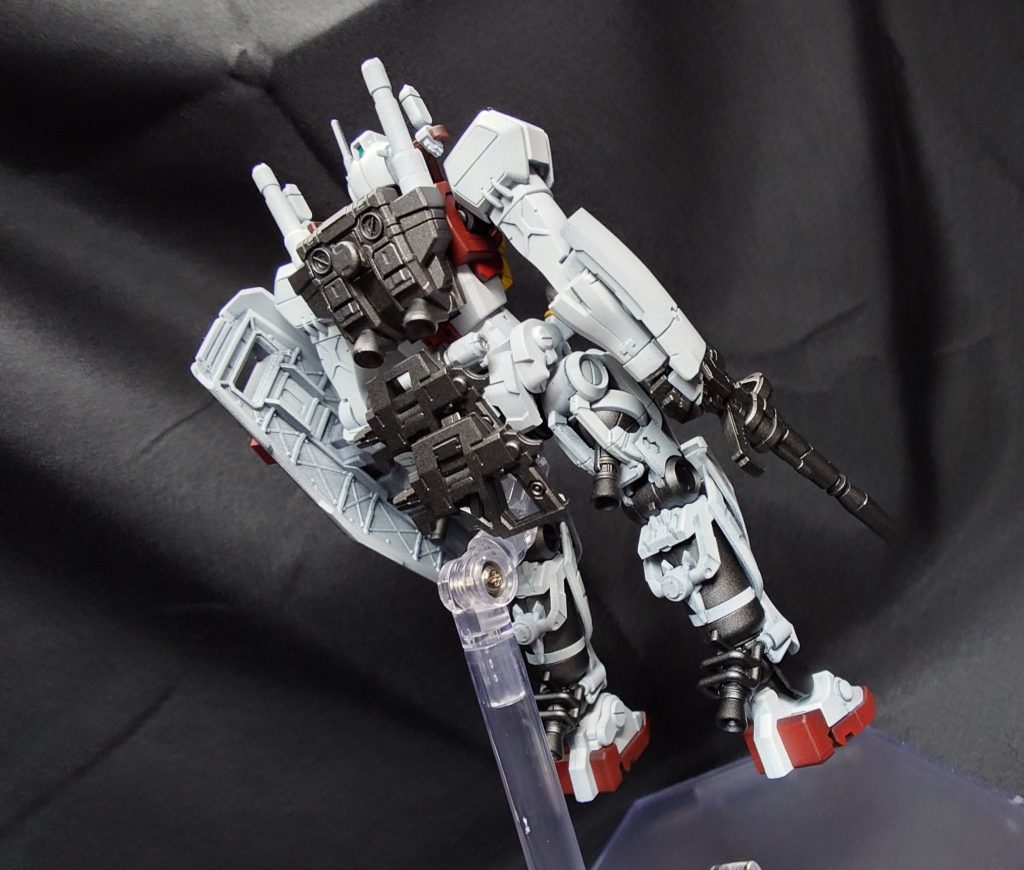 バックパックもEG 万博ガンダムより流用しています。接続はまったく合いませんし、ところどころ隙間も空いてしまうため、プラ板加工でそれっぽく取り付けています。バックパックは連邦色が強く出ている箇所ですね。