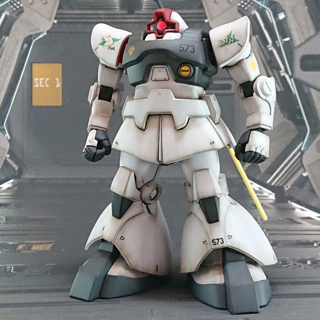 ザクなどでグレーの濃さを決めたかったのですがキットにより若干違うような・・オリジナル塗装だから気に入るカラーリングになるまで塗り直して進めました。もう少し薄めのグレーでも良かったかも