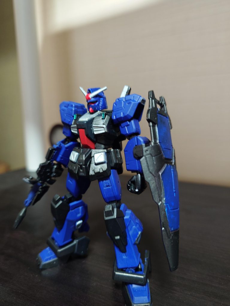 頭は初代ガンダム胸と股間と脚とバックパックはMk−Ⅱ腕とスカートはクゥエルライフルと盾はゼフィランサスから拝借してキメラ化。Gフレームは過去作から部品の規格が変わらないので、無加工でコンパチできるのはありがたいです。無加工でもイカニモっぽくできたと思います。作例を見てみると、スカートのボックスがプロトの記号だと気づきました。襟、胸のダクト、スカートのボックスは寒色系で合わせようと思いシルバーに。胸の赤が引き立ちます。筆塗り素人につき、所々にムラがあるのは御愛嬌です。