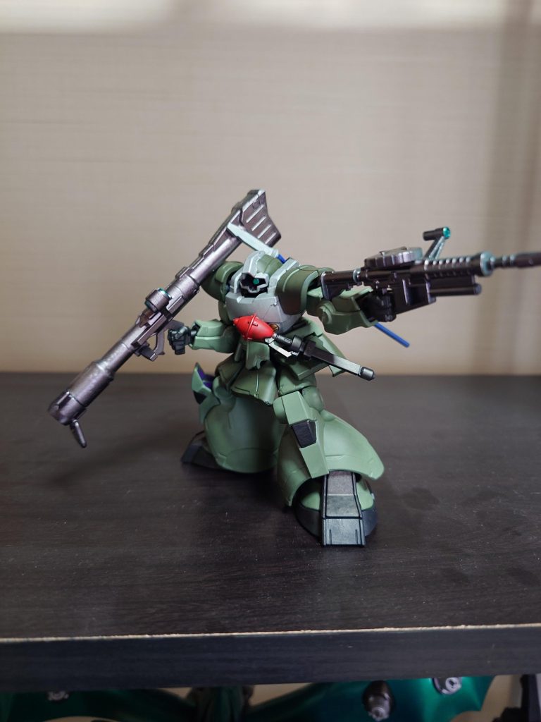 Gフレームの武器は成形色の真っ黒が少し寂しいので、こちらはエアブラシで軽く着色し、スコープも一応塗ってあります。マシンガンはF2から拝借。F2のマシンガンは銃床や擲弾筒がゴージャス感があります。パンツァーファーストは使い捨て武器なので、あえて塗りムラを残してあります。ご覧いただきありがとうございます。