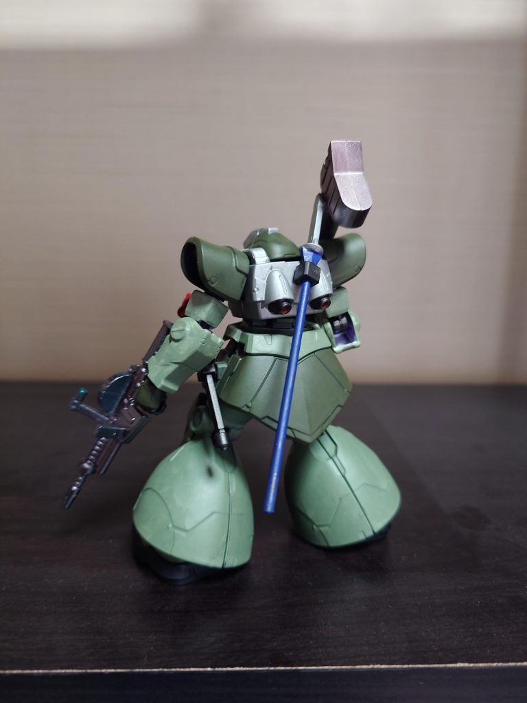 ドムは基本がダークカラーなので、明るめの色にするだけでもだいぶ印象が変わります。デフォカラーもいいですが、自分の手でオンリーワンな色に塗り替えると思い入れも深まります。ドム剣は作品によって青だったり黄色だったりしますが、個人的には待機状態は青だと解釈します。