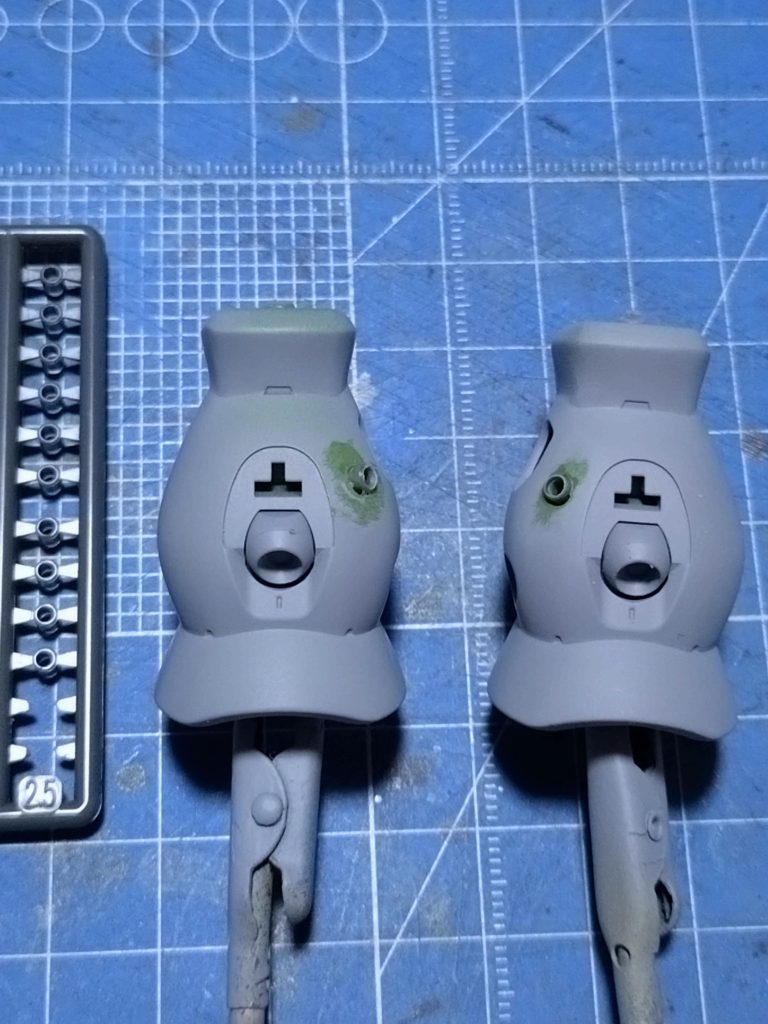 足の後ろ側やショルダーにあるバーニアのモールドが『浅い』感じがしたためパイプパーツを埋め込みました。