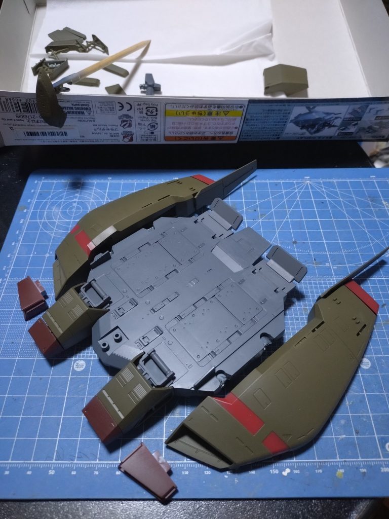 早速制作です。左右のパーツが塗装後にあとハメ出来るように丸穴をニッパーでガンガン切り飛ばしました。キツイ時はデザインナイフで穴ふちを削り広げました。カラーリングがファーストガンダムのドダイがブラウン系だったから我が家のカラーに合わせカーキにしました。赤はあずき色で暗めに塗装。