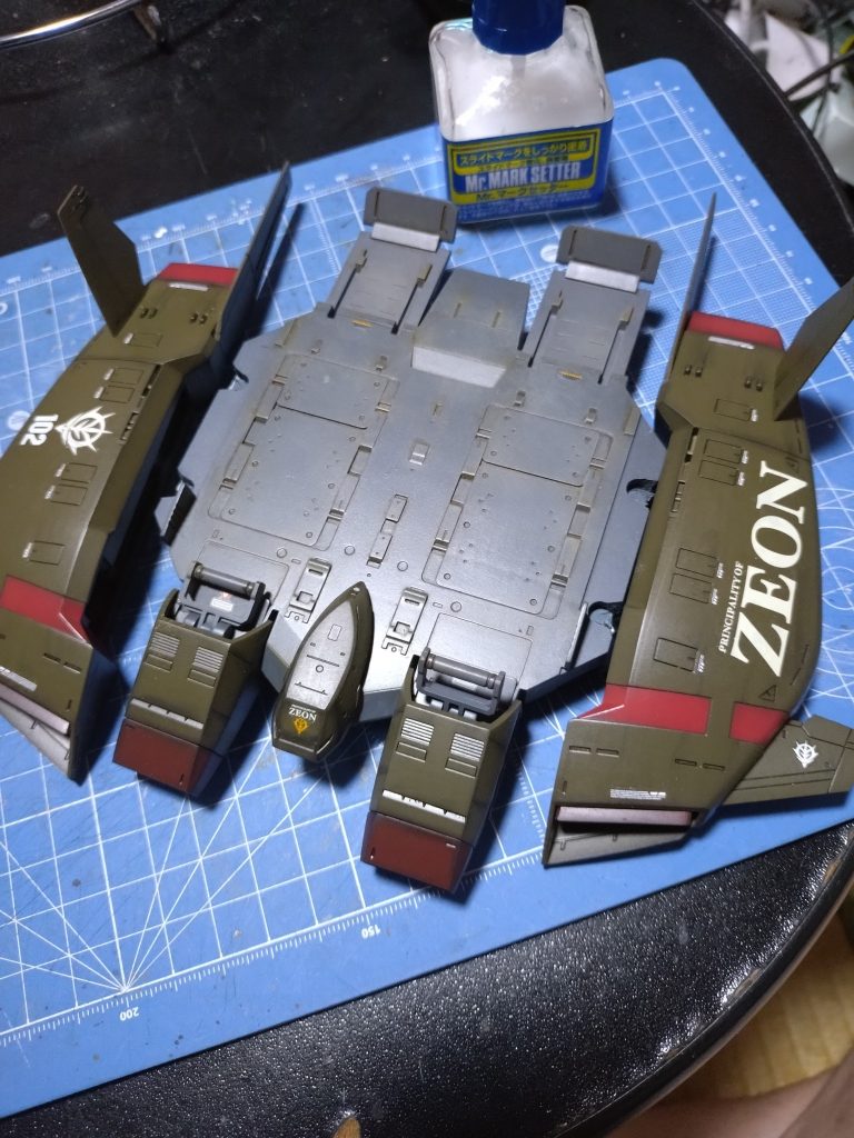 丁度良さそうなデカールが無くてデカいジオン文字を貼り付け。足場はファントムグレーを塗装してウェザリングマスターのサビとサンドを擦り付けてクリアコート。