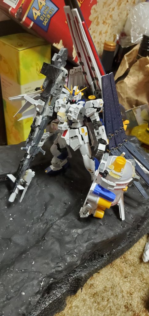 福岡のガンダムベースで購入したロングレンジフィンファンネルのニューガンダムを偶然親友からもう1体もらい、思い付いた作品です。あの量のフィンファンネルを装備できるようにバックパックを改造し、少し寂しいと思ったので外装パーツもジャンクパーツで製作しました。