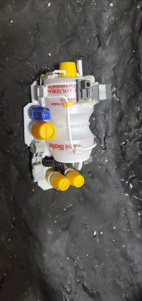 手持ちジェネレーターはヤクルトボトルを改造し、ジャンクパーツを接着しただけのものです。ジオラマも以前同様粘土せいですが、少しボリュームを増すために発泡スチロールを加えました。赤い部分は粒子ビームで溶けて赤く発光している用に見せるため、蛍光オレンジとレッドを混ぜて重ね塗りをしました。