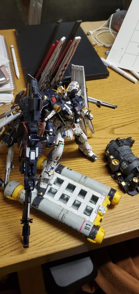 これだけのサイコミュ兵器でエネルギー消耗率はかなりの数字だが、その上で大型のメガバズーカランチャーを装備している。これの使用はさすがに機体の負担を少しでも軽くするため、持ち運び用の小型(笑)ジェネレーターを装備。ランチャーは単独で使用も可能だが、ファンネルのジェネレーターを繋げることで以前のZZ以上の火力を誇る粒子ビームを打つことが可能だが、連続で打つと機体が悲鳴をあげる。火力は衛生基地ぐらいなら破壊できるほどの威力である。