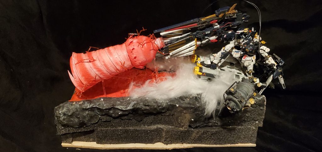 普通なら1つが限界のロングレンジフィンファンネルを2つ、それともとのプランで搭載予定だったフィンファンネルも装備し、それを補うためのバック装備、プロペラントタンクとそれをまとめる胸部装甲を装備。