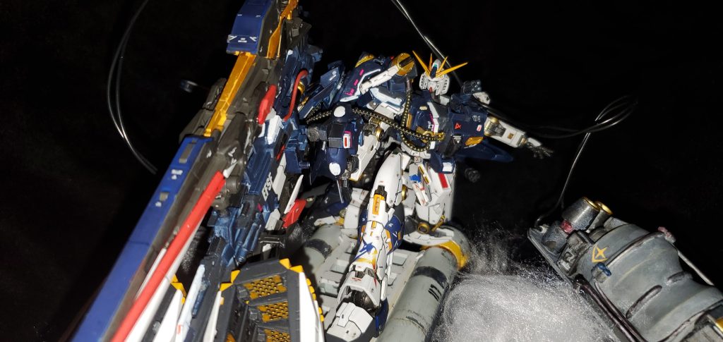 解説:ロンドベルが新生ネオジオンが開発中とされているMA級機動兵器「ナイチンゲール」の情報から、急遽開発中のニューガンダムにMAクラスの武装を開発に急いだ。様々なプランのなかで最も実現可能な物がこの火力重視型に決定した。