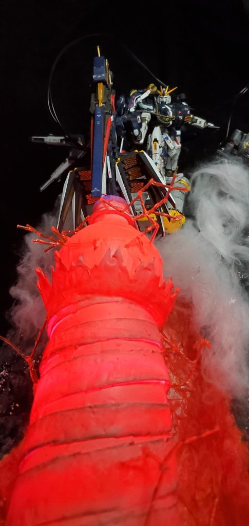 ジオラマに支える為赤いアクリル棒を接着し、粒子から出るイナズマを再現しています。煙についてはニューガンダムを支える台を隠す為に綿を使いましたが、一応宇宙空間の小惑星で実験、と言う設定ですが、酸素が無いので煙はでないことに後で気づきました😱色々ありましたが、かなり楽しめた作品であり、自分なりに挑戦できた作品でもあります。