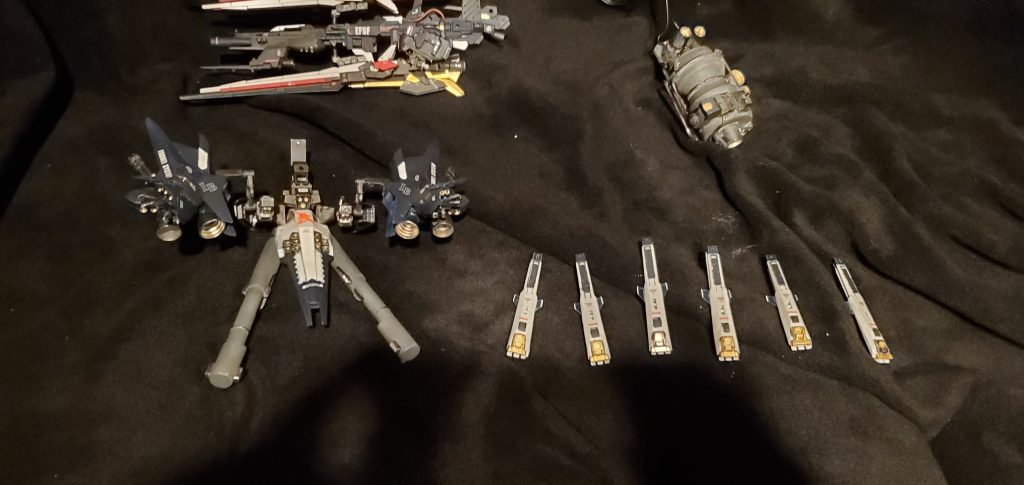 追加武装としてバックウェポンラックには対空チェーンガンと後のファンネルミサイルの原型となる使い捨てフィンファンネルも装備。フィンファンネルの不良パーツを再利用し、射撃のみしか行えないが、エネルギーが切れれば、敵機に突進させ、中のジェネレーターを暴走させ爆発させる機能も追加している。このプランをアムロ•レイ大尉に見せたが、あまりにも機動性を犠牲にしているのが気に入らず、かなりご不満のようだった。後に敵側のナイチンゲールプランが実行されずサザビークラスの機体にとどまったと聞き、この火力重視プランも実行されず幻のプランとなった。