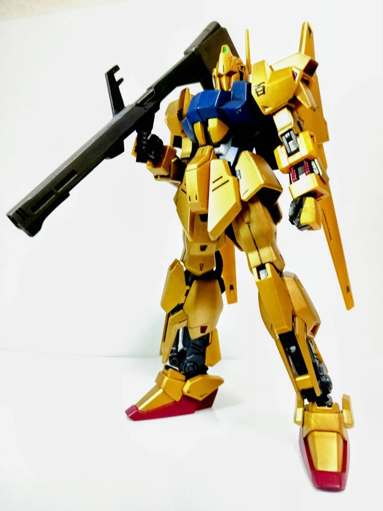ガンプラを数十年ぶりに再開して間もない頃にどんな色にしようかカラーチョイスの段階からワクワクドキドキしながら、楽しんで作った百式です。