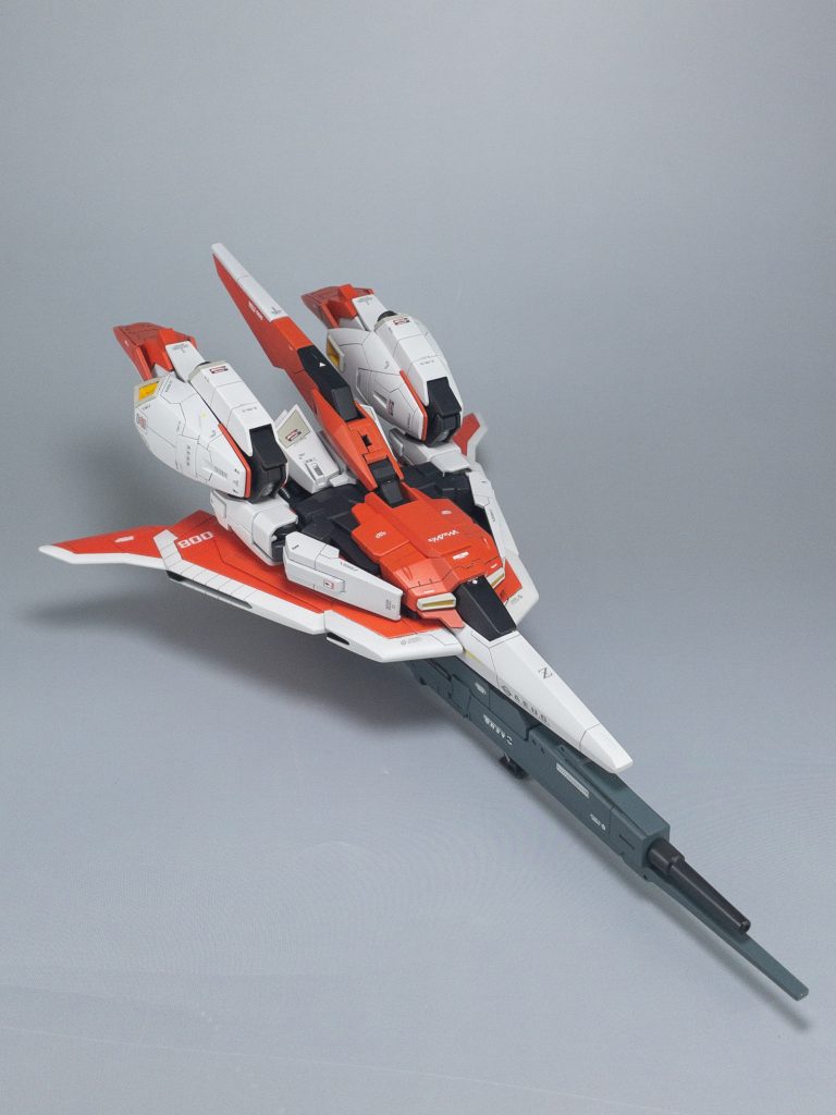 赤はガイアの焔朱、白はガイアのレディッシュウォームホワイトとピュアホワイト1:1、グレー部はクレオスのガルグレー、間接部はガイアのジャーマングレイ、メガランチャーはクレオスのエクストラダークグレイです。