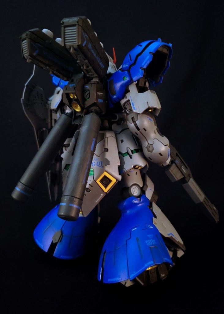 グレー系のカラー4色ほど使用しメリハリをつけています。内部フレームの一部にサイコフレームをイメージした塗装を施しました。
