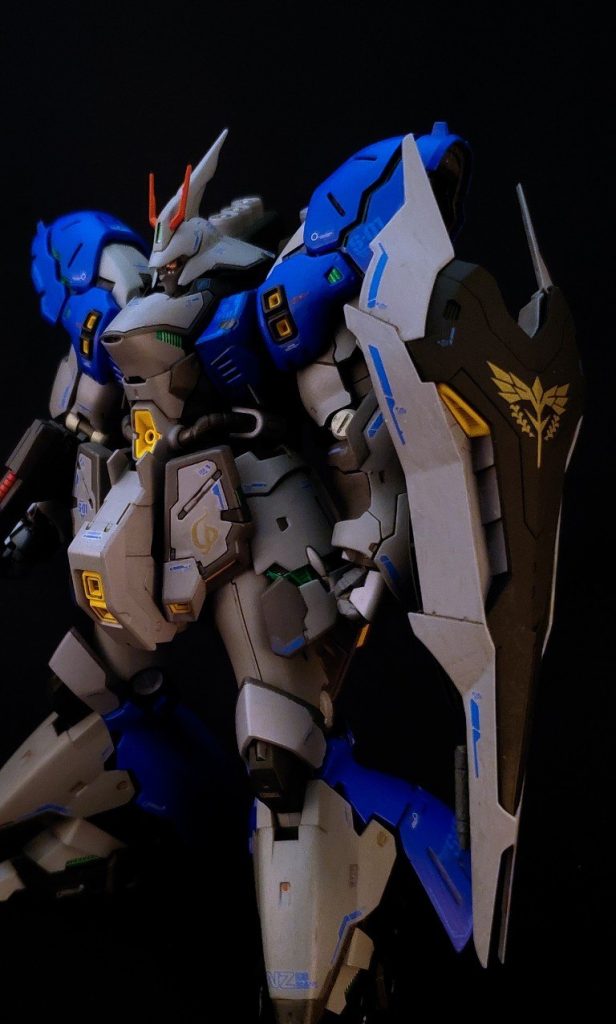 マーキングはブルー系で染色しました。モノアイ別パーツ化。ジオングのようなピンクです。