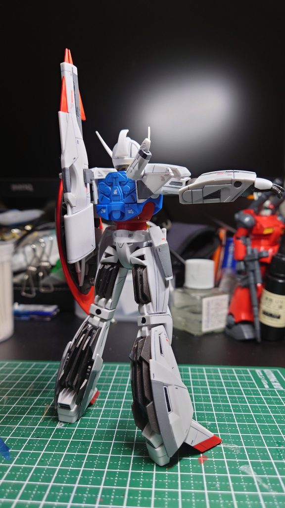 白の整形色以外は、塗ってあります。頭の合わせ目は、よく見るとあまりキレイには消せなかった…　合わせ目消し難しい…