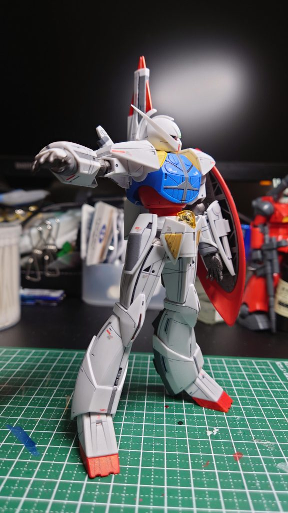 実は、シールドにポリキャップを入れるの忘れてしまったためシールドを背中にマウントできなくなってしまった…　外そうとすると塗装が剥がそう…