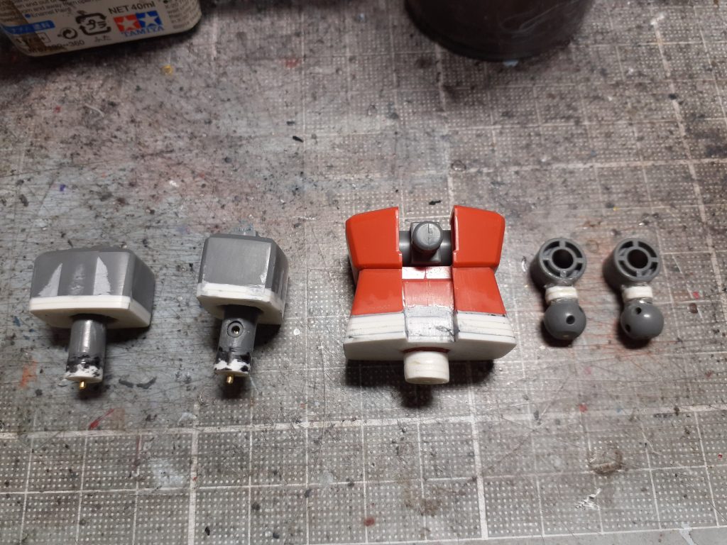 事前改修箇所、全て1ミリ厚プラ板を使用、作業後は筆塗装。胴体、4ミリ延長・軸も同延長・1ミリ真鍮線2本通しで補強もも付け根、2ミリ延長・軸も同延長・1ミリ真鍮線1本通し補強足首、上下にカット後2ミリ延長・1ミリ真鍮線1本通し補強