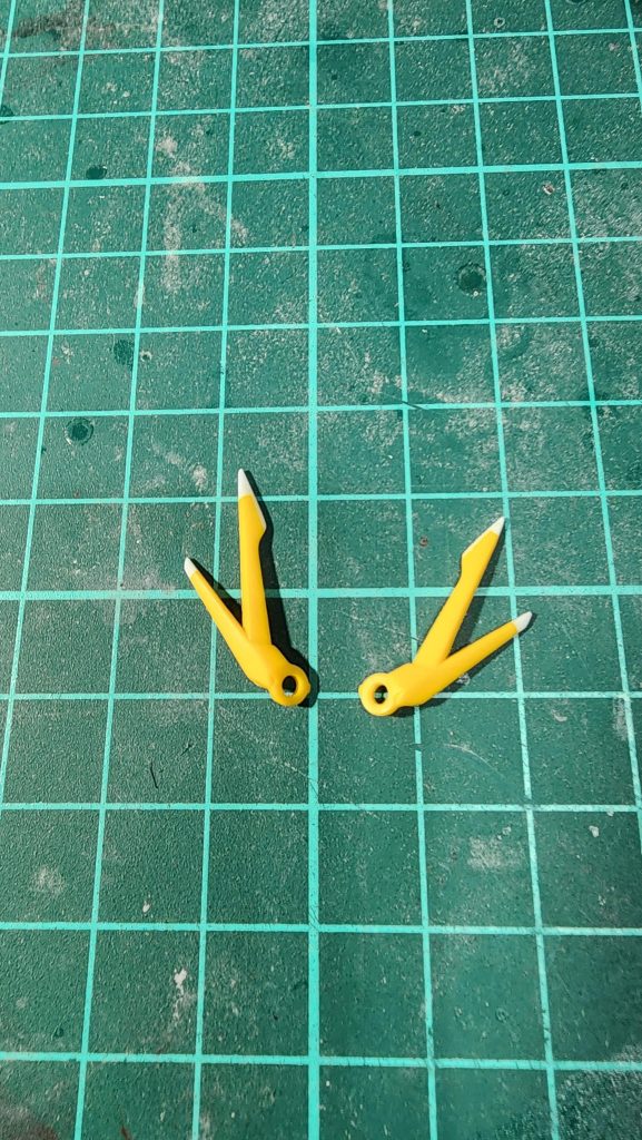 アンテナをちょっと延長して尖らせています。少しでもやるだけでカッコよさがちょい増しできて良いですね。ただ…この写真だと分かりやすいですが、左右で若干長さが違います汗
