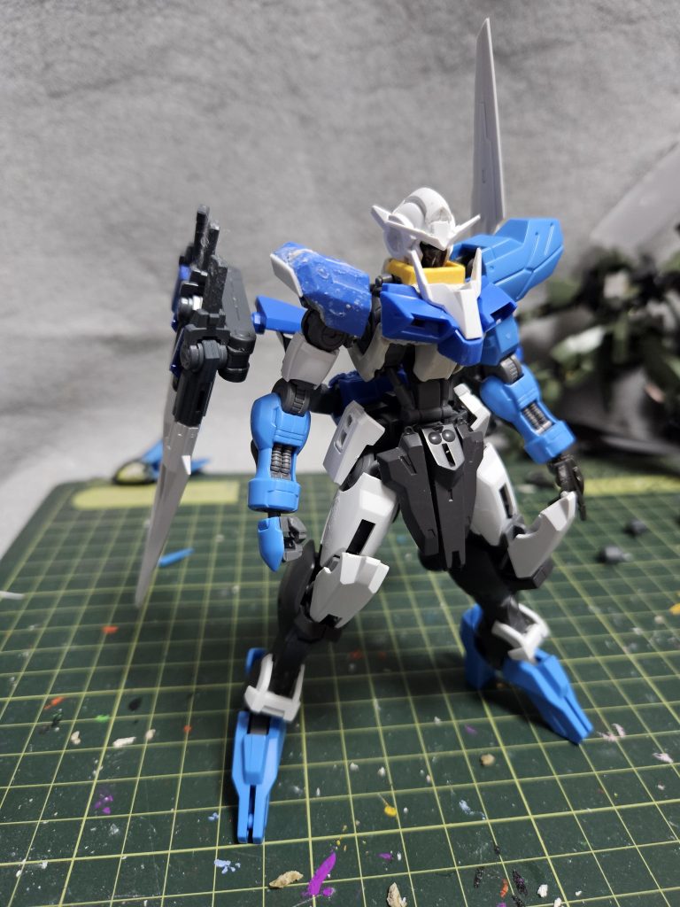 シルエットがほぼ決まった姿。背中がスースーする