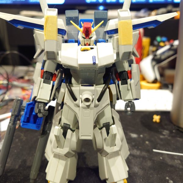 加工あんまりしたことないので頑張ってやってみました。旧キットのフルアーマーZZが手に入りMGのフルアーマーZZver.kaが盛り上がってましたが自分はhgucのみ作っていたのでなんとかできないかなって調べていたら旧キットでやっている方々がいらしたので自分もやろうと決意して作成開始、約一ヶ月間仕事終わりにちょくちょくやってなんとか形になりました。最初結構簡単にできそうだなって思いましたが、加工が大変で、アーマーもパージできるようにネオジム磁石仕込んだり、足のアーマー少し横幅の間隔詰めたり、バックパックの延長と肩バインダー？を最初旧キットのバインダーを重ねたりしましたがなんか分厚なりすぎたので、元のZZバインダーを延長して作成しました、ただ写真撮り忘れましたが(泣)胴体のアーマーが一番しっくりこなくて、胴体に合わせてプラ版で作成ししてみました。後分かりにくいですが、zzのヘッドも少し加工してます。フェイスパーツの短縮加工約1mm、ハイメガキャノンのところはランナー使用して延長加工してみました。（1枚目）