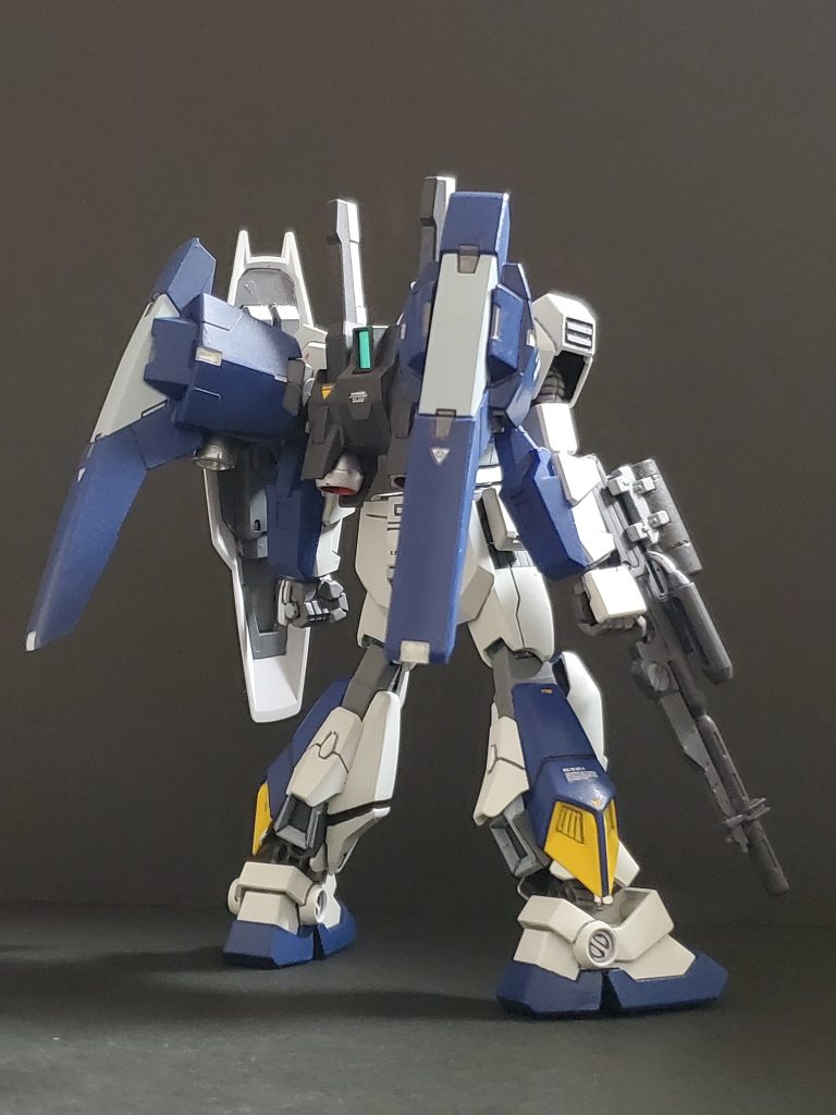 こちらがback shot～🤩🎵バックパックに翼のようなブースターを装備して機動力の高さをアピールしてみました😊✨モルオルトの機体名は中世の恋愛物語『トリスタンとイゾルデ』に出てくる人物から頂戴しました🎵モルオルトはトリスタンと決闘した騎士です⚔️名付け親はMSV-Kさんです😎✨私の脳内設定ではガンダムモルオルトはトリスタンとなる前の機体で、この妄想ストーリーの後に回収され『Twilight Axis』でトリスタンとして登場するという妄想設定です🤭✨