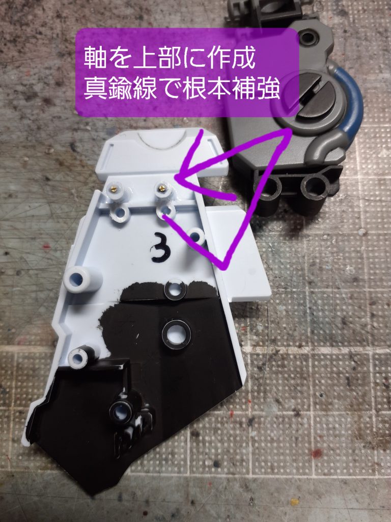 スネと膝関節の組み立て時に、『あれ2本の固定軸を上に作れば脚長くなるんじゃね』と思い作業開始。棒は不要ランナーから拝借、瞬着で接着・翌日変更軸にピンバイスでスネ部品まで貫通させ1ミリ真鍮線で補強・従来の軸を切りとばす・組立て後の関節隙間の見た目を良くしたいためつや消し黒塗る、完成。多分3ミリちょっと延長です。各部合わせると合計11ミリ延長×144＝1,584ミリ、設定より約1.6m頭頂高伸びました。