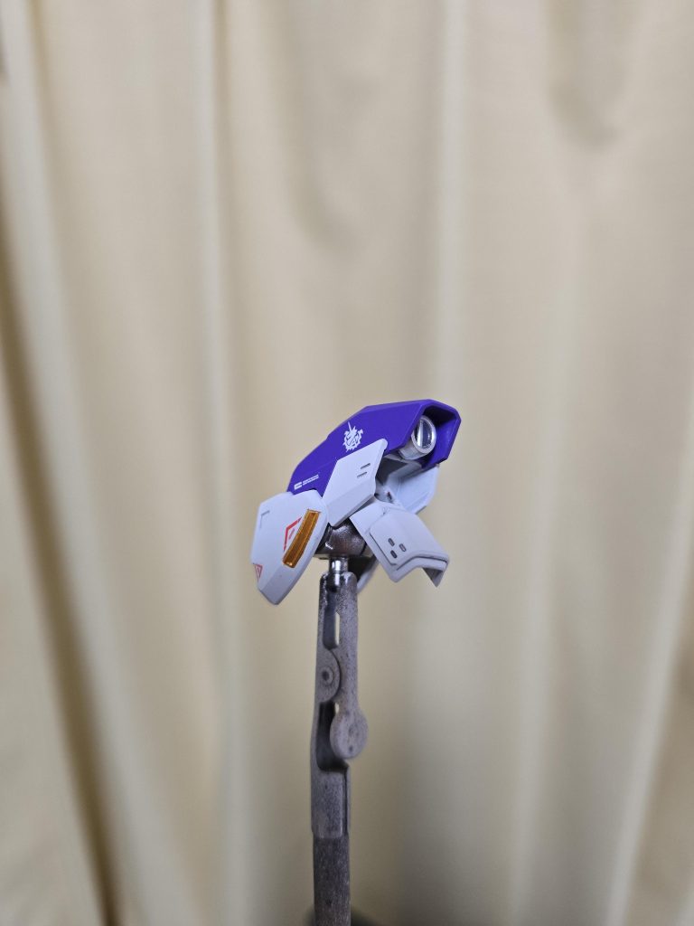 個人的ファインプレーだったのが、肩の側面上部。そのままだとスカスカで寂しいので何かしらで埋めようと試行錯誤した結果、HGUCガンダムの肘か膝のジャンクパーツがジャストフィットでした。