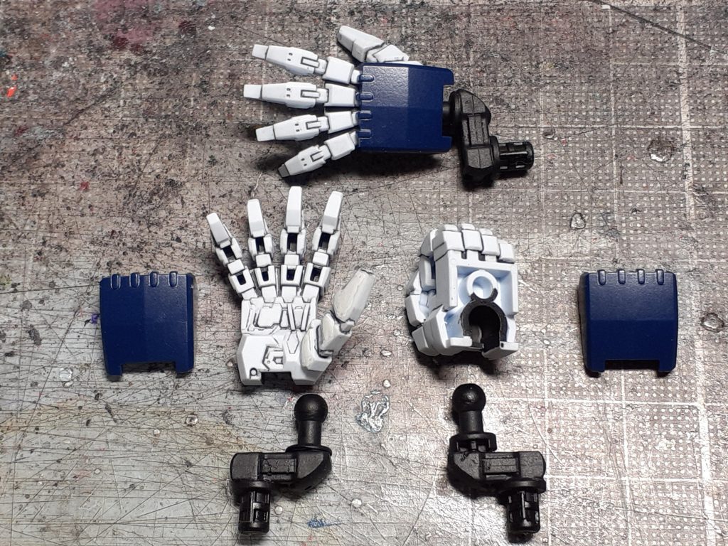 一旦完成後、『手首の取り付け位置が変だな』と感じ作業開始。(同時に脚が長くなった分腕の比率が短いことに気付くが気付かないフリする)手首の軸パーツ5本、ホビー用ノコギリで軸を上下にカット・サードパーティーのサポートパーツを加工して軸変更部品を作る・腕側軸は軸変更部品ともにタミヤセメントでドロドロにして接着・手側(ボール状)軸は瞬着で接着・後日両軸ともピンバイスで貫通させ1ミリ真鍮線を通し補強・つや消し黒塗る＋つや消しクリアスプレー、完成。(目立ちにくい部位なので仕上げは荒い)事前に仮組みせずに最終組み立てをしてしまうため思わぬ改修作業をしてしまいます。以下 フライトフォーム　↓