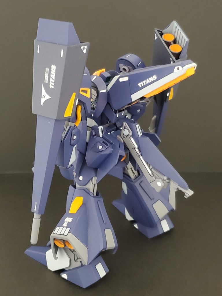 こちらがサイコギャプランの back shot ～🤩🎵可変機構を持つ機体で触ってしまう箇所がたくさんあるので、デカールは最小限にしました🤭💦塗装は当然の筆塗り全塗装🖌️✨艶消しスプレー仕上げです🎵カラーリングのイメージはティターンズカラーですが、レイラの前の機体アクト・ケンプファーのカラーに寄せて塗装してます👍️