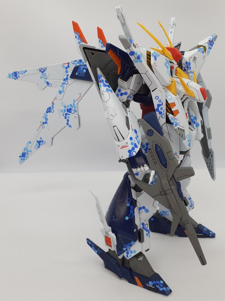 組み立て前に各パーツにクリアスプレーを。白・赤・黄、水性つや消しトップコート(普通の安い方)紺色、水性半光沢トップコート(同普通)関節グレー、半光沢ラッカースプレー(同普通)オレンジ、水性光沢クリア筆塗り全身が同じツヤって云うのも味気ないですから微妙に変化つけました。↓ 上部からはこう