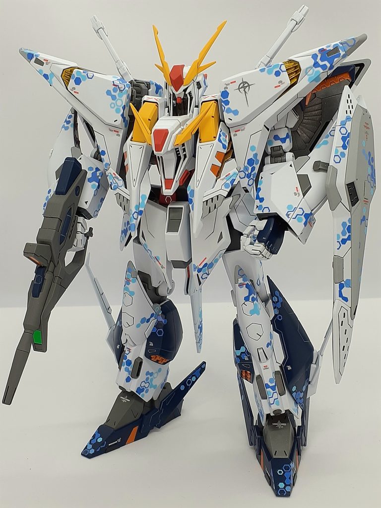 どうやら現実世界の実機にヘックス迷彩を施したモノはないようで、この迷彩は模型的表現の柄のようです。設定上の目的は機体の輪郭や各部形状を曖昧に見せる役割りらしいです。HIQ PARTSの『ヘックス迷彩用デカール2』ブルーを2枚と半分、胴赤部にホワイトも貼ってます。タミヤのデカールのり(軟化剤入り)と、この迷彩デカールの材質にクセがあるため強引に貼るさいに木工用ボンドも併用。デカールを貼る位置や構図を考えながら作業、総時間36時間は費やします。(背部の白羽4面だけで8時間)　終盤はスジボリ上の処理や各部の柄の密度や方向等バランス見ながら1コマづつ貼って微調整してます。この後に公式のハサウェイ版デカール『クスィー用』も貼ってます。主なアングルぐるりと一周　↓