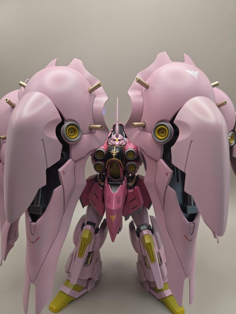 蛍光塗料でモノアイはブラックライトで光るようになってます。