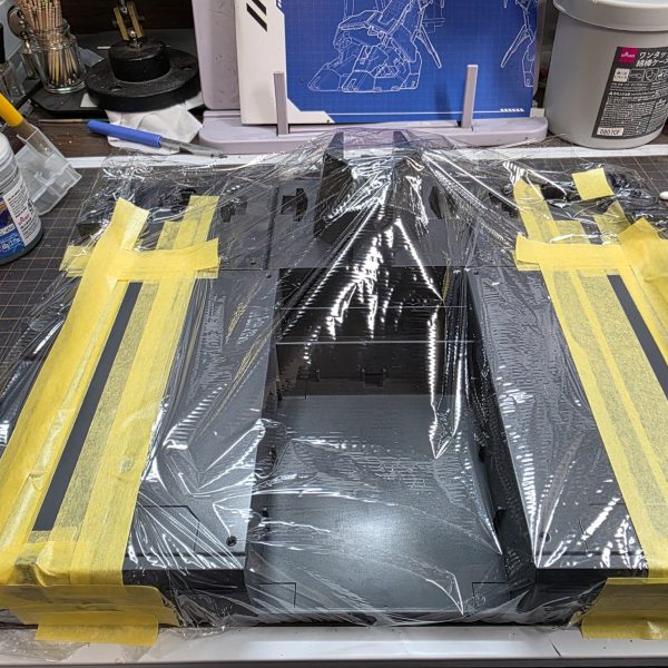 ベースをつくりました。パネルラインを追加し、マスキングでトラ縞を描いています。（2枚目）