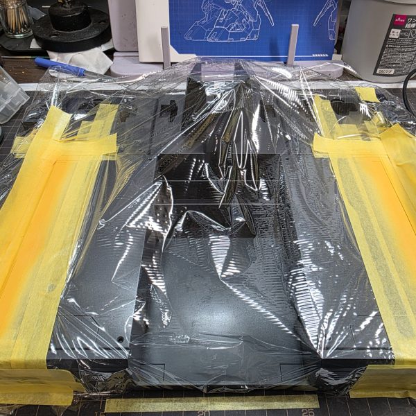 ベースをつくりました。パネルラインを追加し、マスキングでトラ縞を描いています。（3枚目）