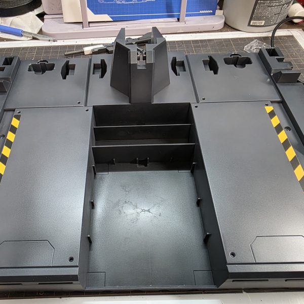 ベースをつくりました。パネルラインを追加し、マスキングでトラ縞を描いています。（4枚目）